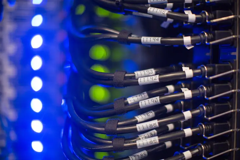 Corredor de data center com racks de servidores da Wikimedia Foundation