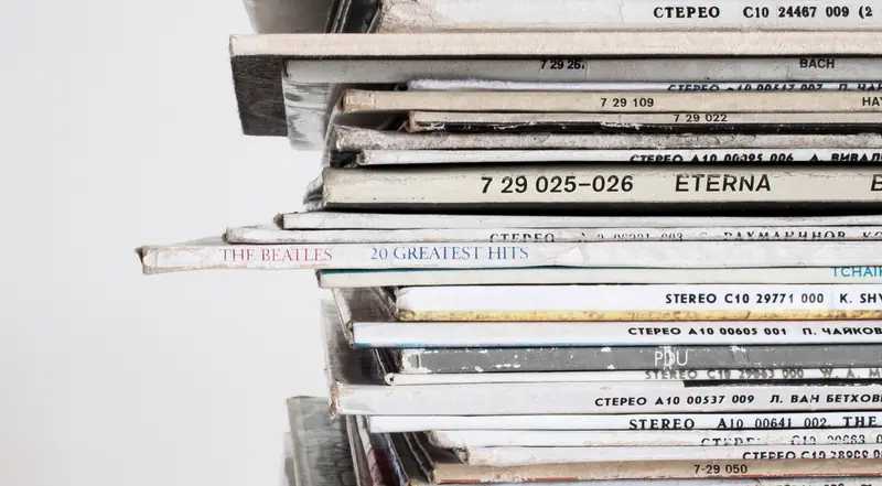 Discos de vinil antigos enfileirados em uma caixa