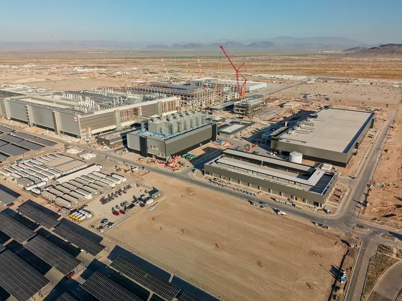 Canteiro de obras de uma fábrica de semicondutores da TSMC, com guindastes e estruturas metálicas